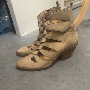 Sundance Veracruz Triga Boots with Cutout Design